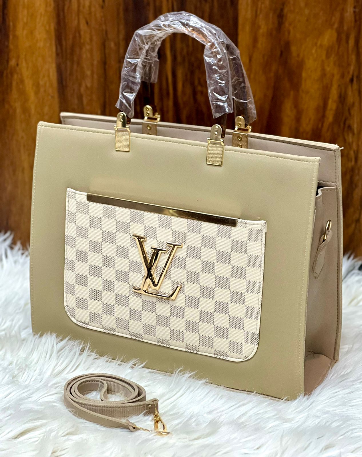 LOUIS VUITTON Handbag